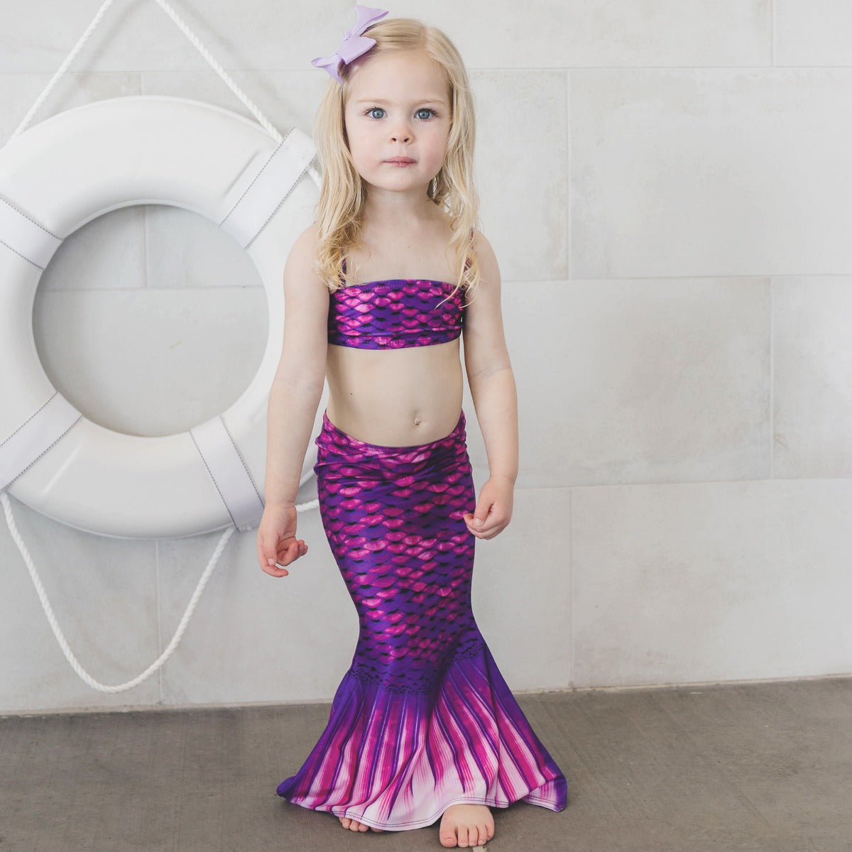 Conjunto de top de bikini y cola para niños pequeños en color magenta asiático