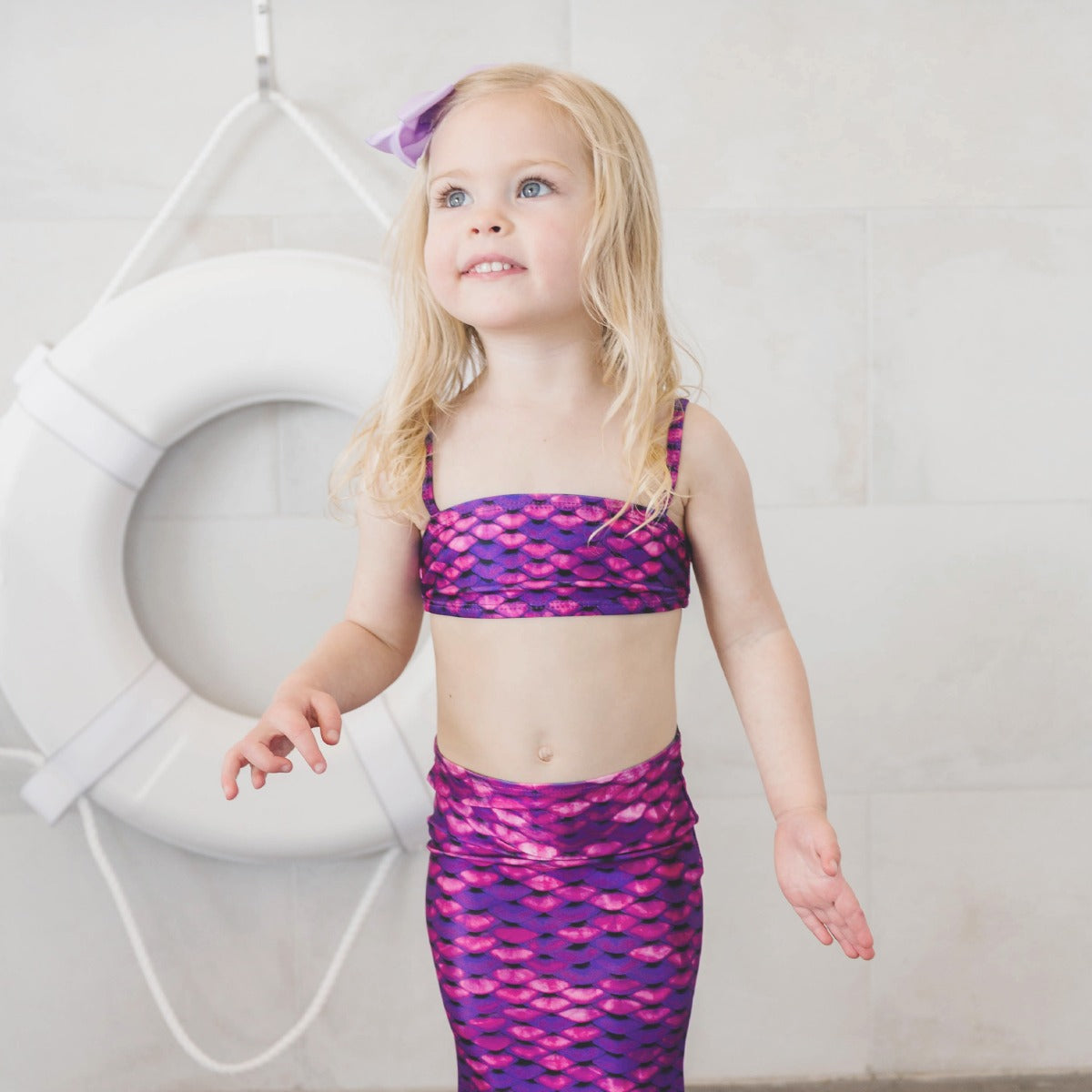 Conjunto de top de bikini y cola para niños pequeños en color magenta asiático